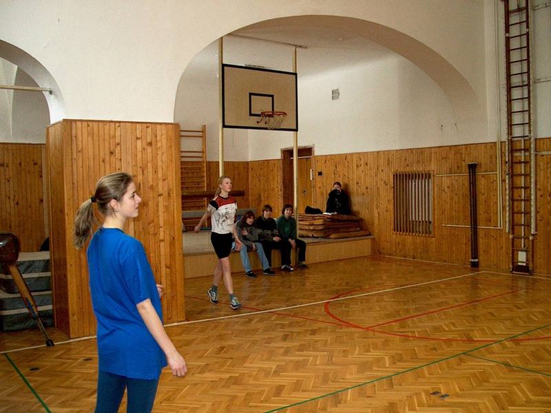 Nalevo je vidět kousek výklenku, který krásně zúží celou tělocvičnu a utopí koš na basket